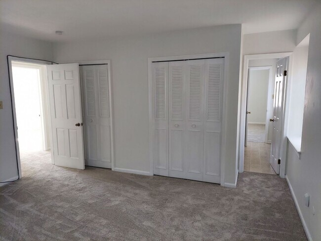 Building Photo - 5 BR 2.5 SINGLE FAMILY HOME