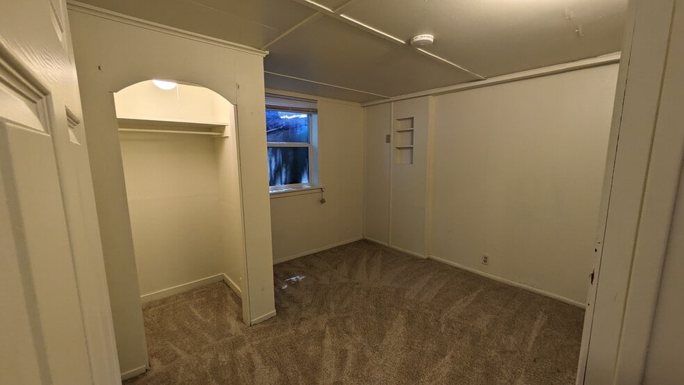 Building Photo - 980 NE C St