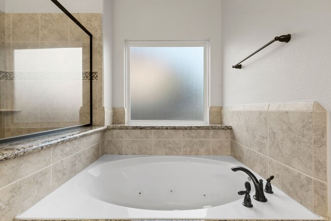 Building Photo - Stunning 4-bed, 4-bath Home in Auburn Lakes community!