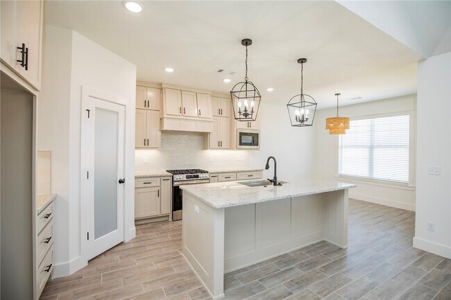 Building Photo - 4867 Farmhouse St