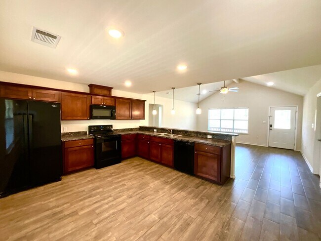 Building Photo - *COMING SOON* Lake Life Meets Modern Comfort in Kingsland!
