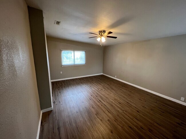 Building Photo - Large 4 bedroom 2 bathroom