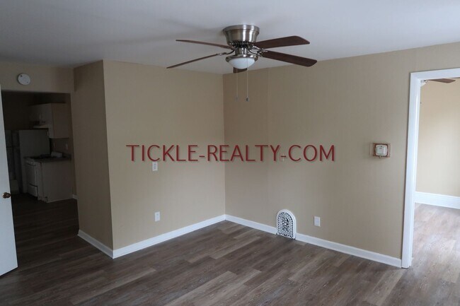 Building Photo - 164-166-166 Meigs St