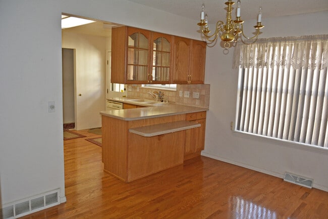 Building Photo - Town Home