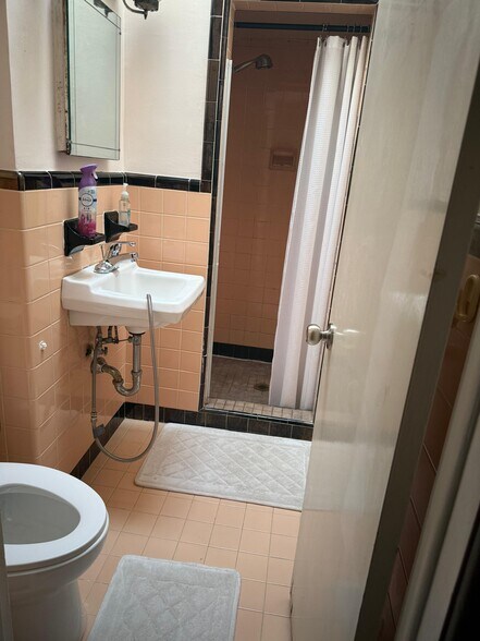 Building Photo - 114 E Colonial St