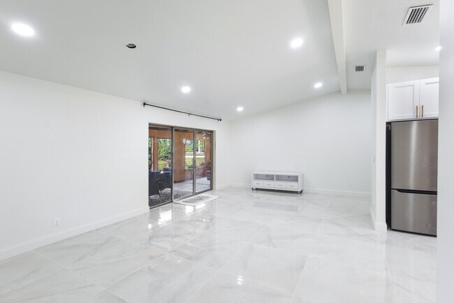 Building Photo - 16790 Glasgow Dr E