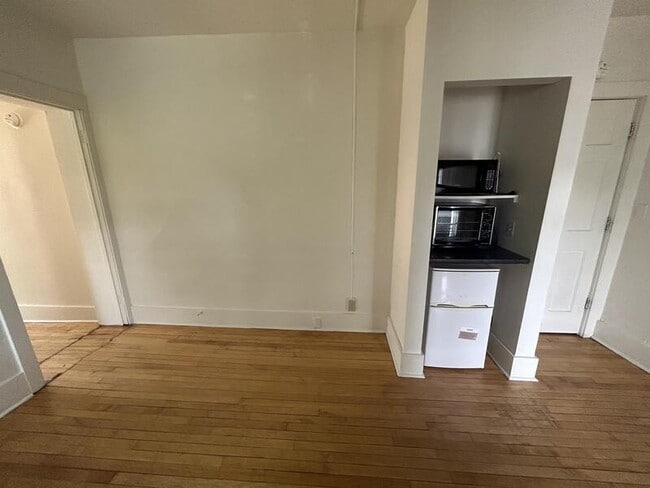 Building Photo - 240 W Lakelawn Pl