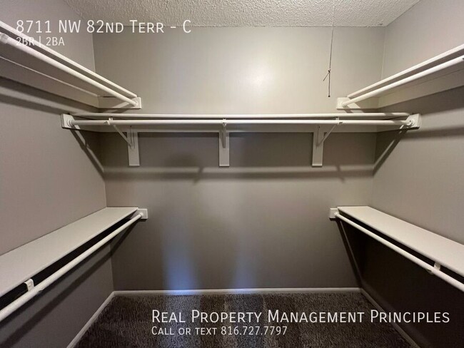 Building Photo - **MOVE-IN SPECIAL** Newly Renovated 2 bedr...