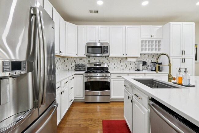 Building Photo - 273 Roslyn Ct