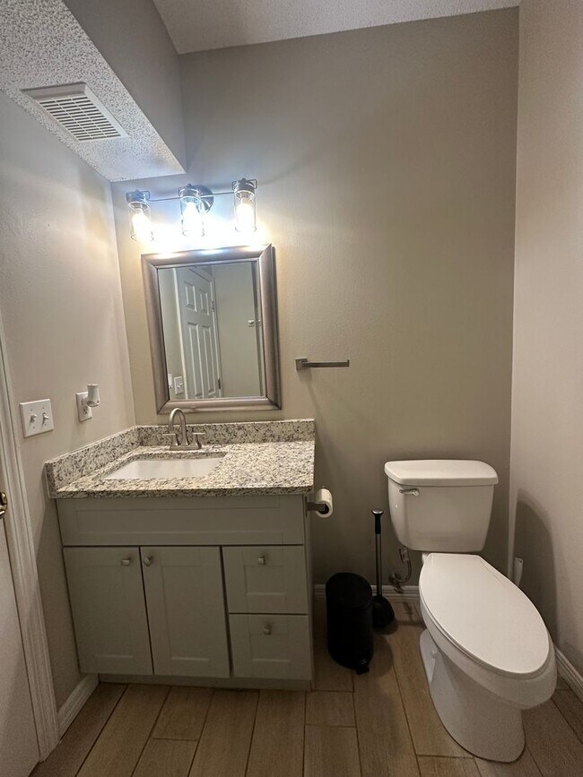 Building Photo - Quiet Condo at The Oaks at Niceville