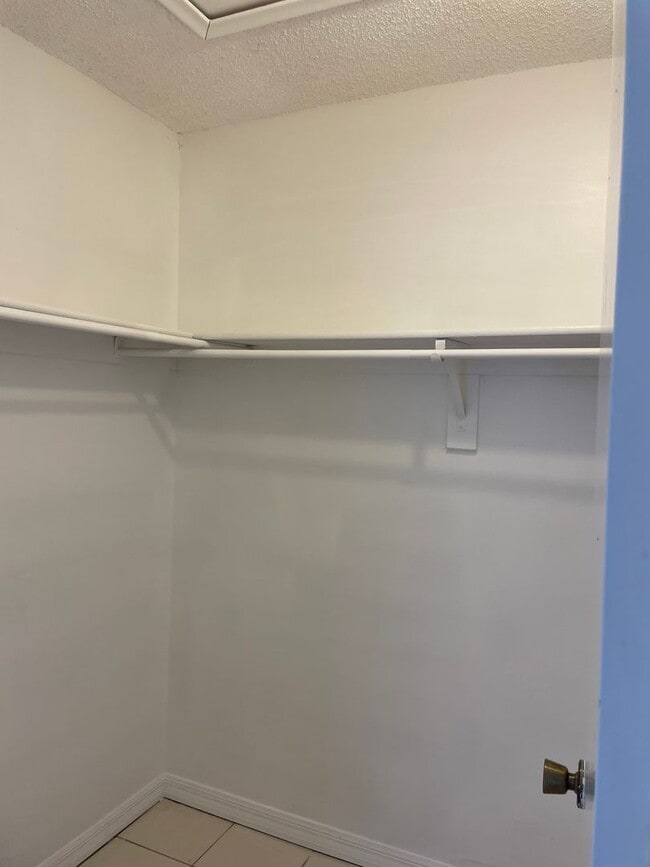 Building Photo - Duplex for lease