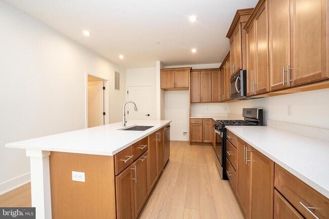 Building Photo - 8104 Donatello Dr