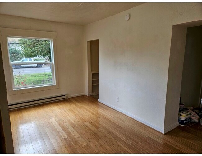 Building Photo - 608 4th St