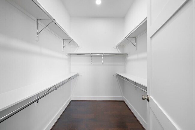 Building Photo - 1015 W 24th St