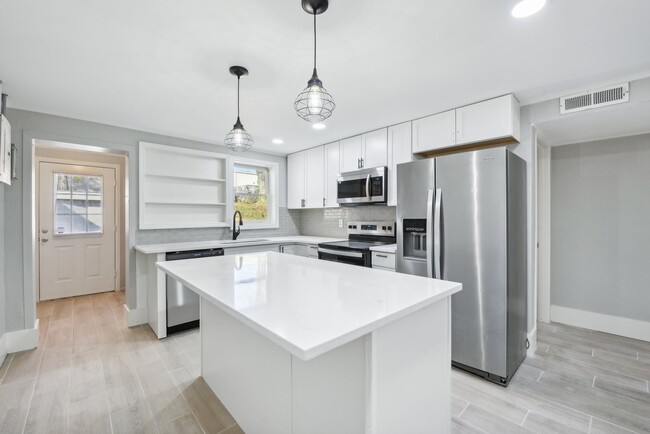 Building Photo - Just remodeled 2 bed 1 bath