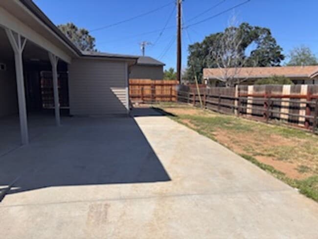 Building Photo - Corner lot in Golden Hills 3bdrm, 2 bath
