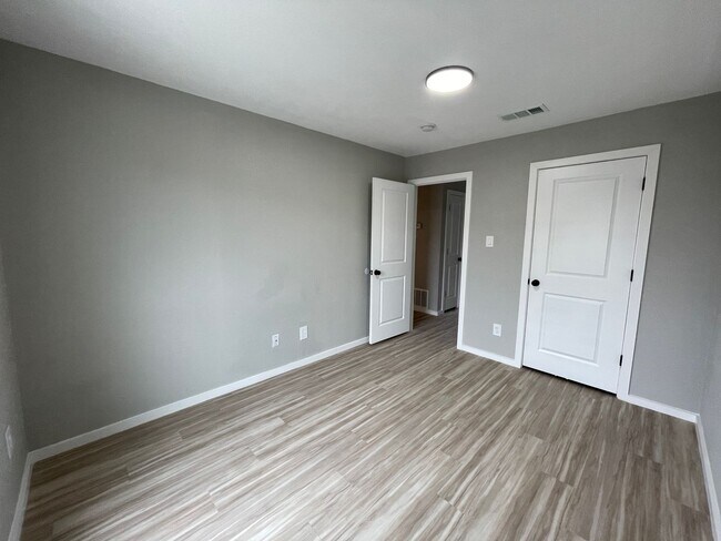 Building Photo - 1603 Benttree Dr