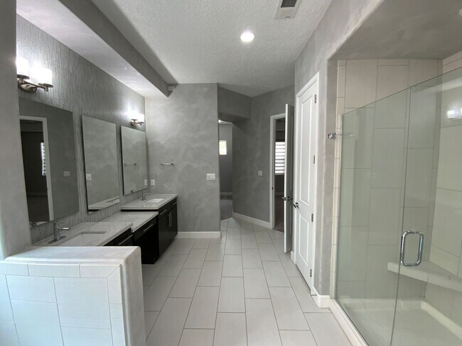 Building Photo - 3 Bedroom & An Office Luxury Home Availabl...