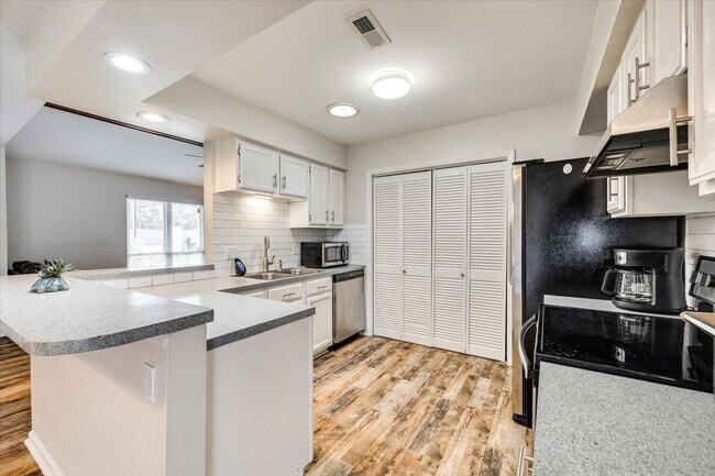 Building Photo - "Fully Furnished Charming 3-Bedroom Home i...