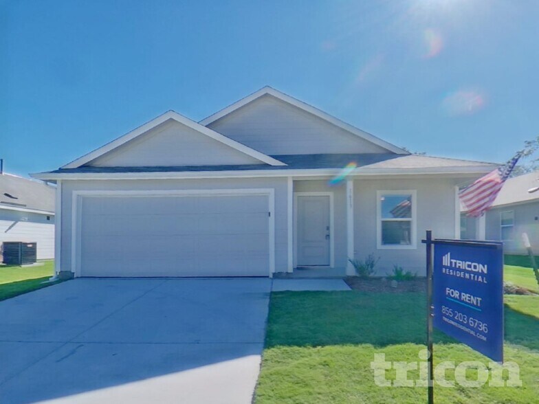 Building Photo - 1613 Parlier St