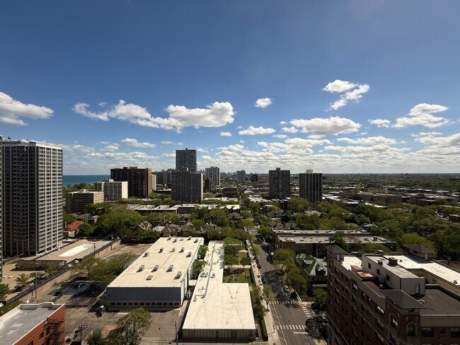 Building Photo - 4343 N Clarendon Ave