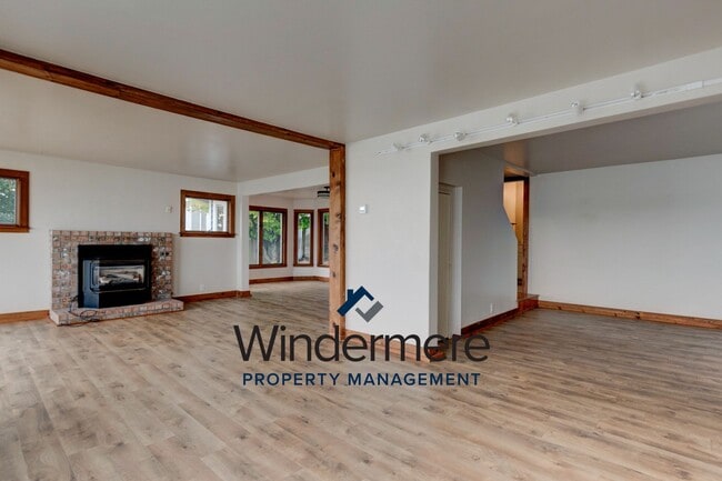 Building Photo - Three Bedroom, Two Bath Waterview