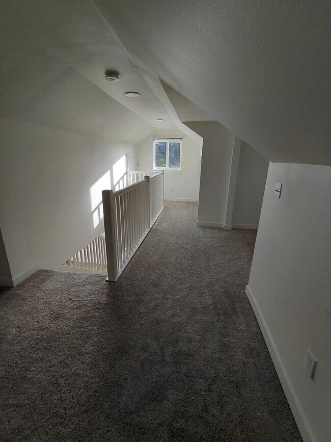 Building Photo - Cozy updated 1 bedroom with rooftop deck