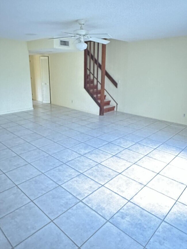 Building Photo - 65 Maplecrest Cir