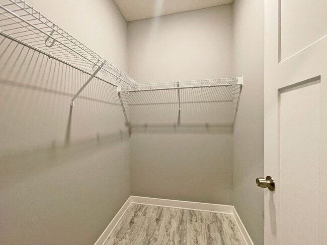 Building Photo - Sparkling, SPACIOUS Like-New Home with 3 B...