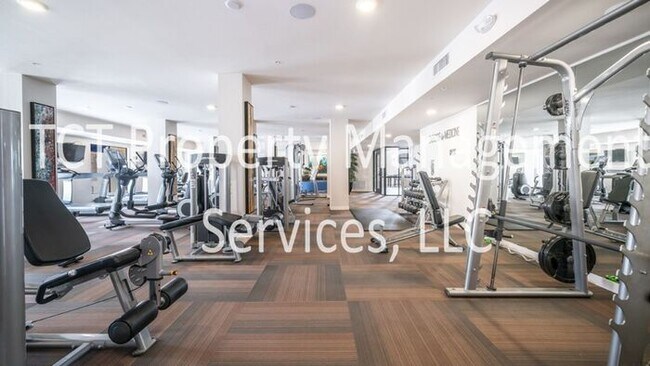Building Photo - Stunning 1 Bedroom with Pool View