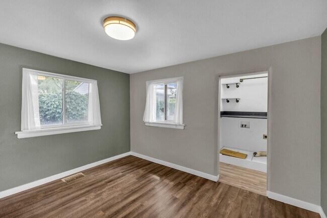 Building Photo - Beautiful and Bright 2 Bedroom 1 Bathroom Home in Murray!!