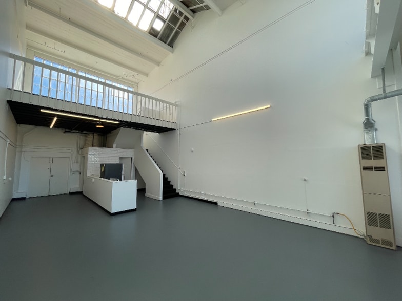 Primary Photo - 6221 Hollis St