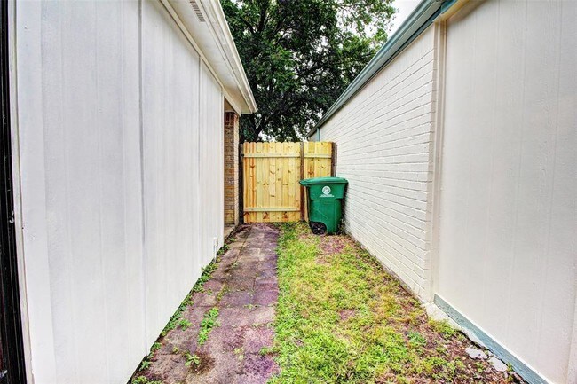 Building Photo - 6615 Briar Terrace Dr