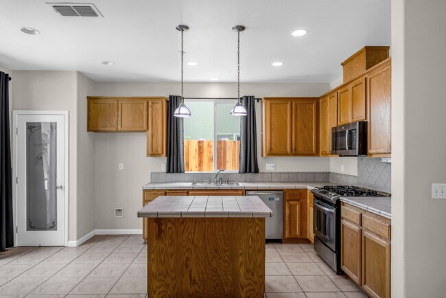 Building Photo - The Woodland Rental You've Been Looking For