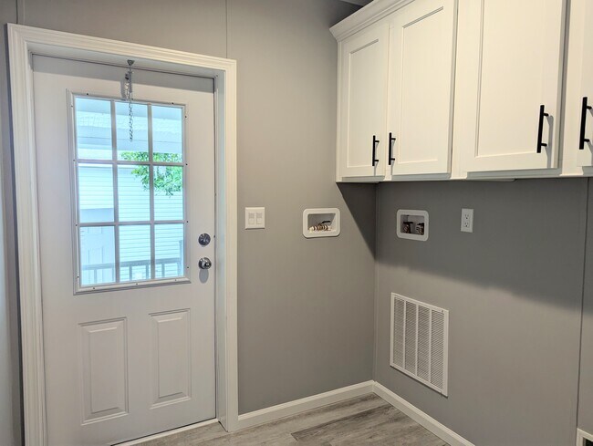 Building Photo - 602 Choo Choo Ln