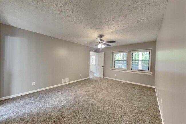 Building Photo - 4006 Maxanne Dr NW