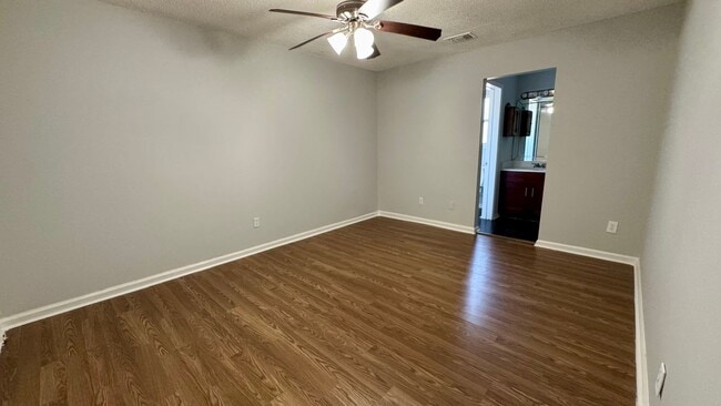 Building Photo - Charming and Conveniently Located Townhome...