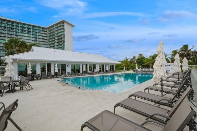 Building Photo - 333 NE 21st Ave