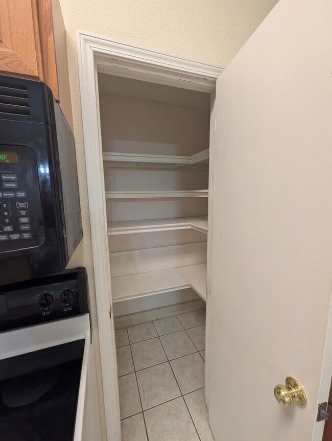 Building Photo - Huge 3 Bedroom/ 2 Bath Upstairs Apartment