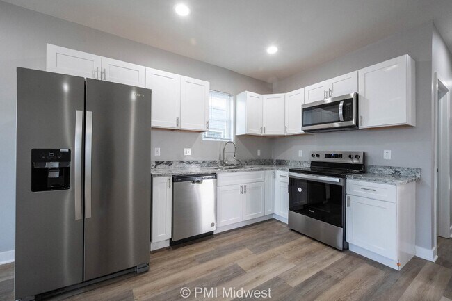 Building Photo - "Spacious 3-Bedroom Duplex with Granite Charm in Indianapolis – 1250 Sq Ft of Modern Living!"