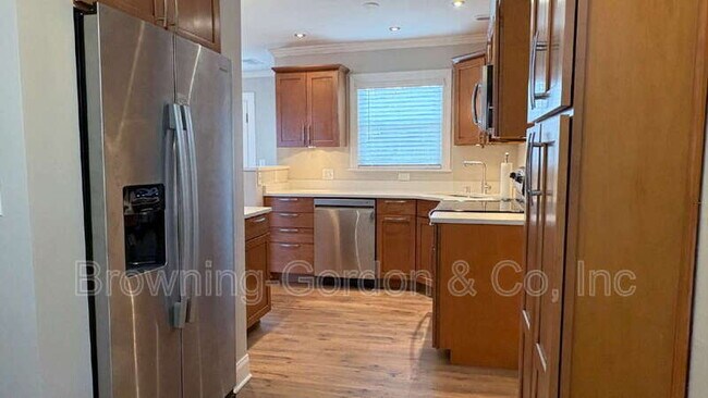 Building Photo - 328 E Thompson Ln