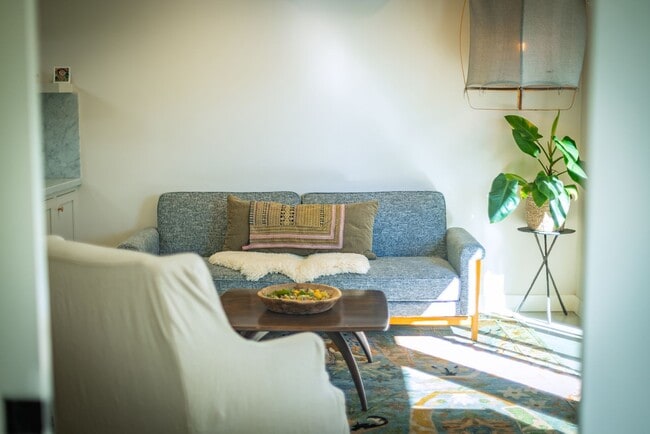 Building Photo - Downtown bungalow