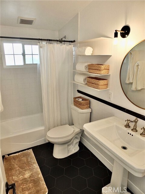 Building Photo - 220 Loyola Rd