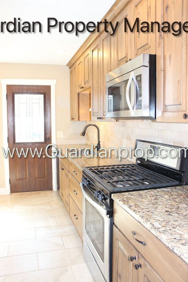 Building Photo - Renovated Side By Side Town Home, 2 Full baths, 2 Full Garage Spaces, Video Walk Through