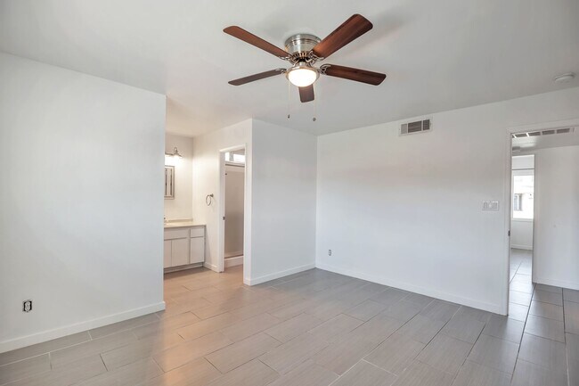 Building Photo - 5 Bedroom, 3 Bath, Pool, Remodeled