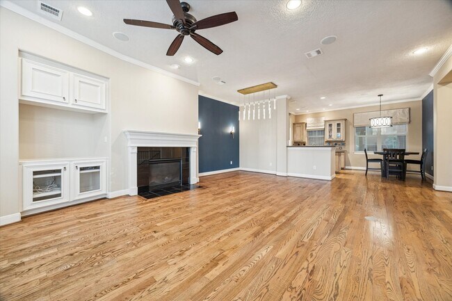 Primary Photo - 5706 Blossom St
