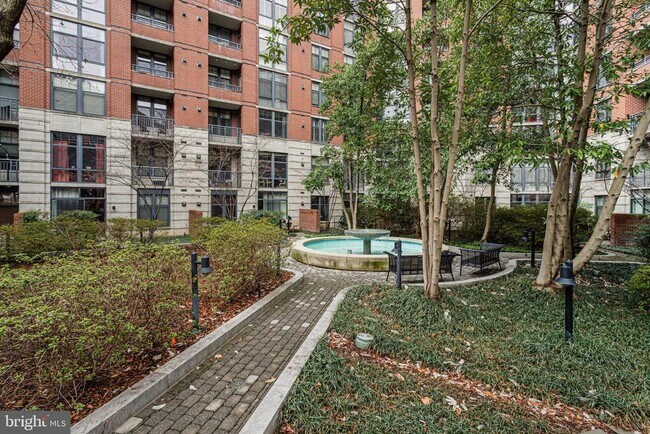 Building Photo - 1021 N Garfield St