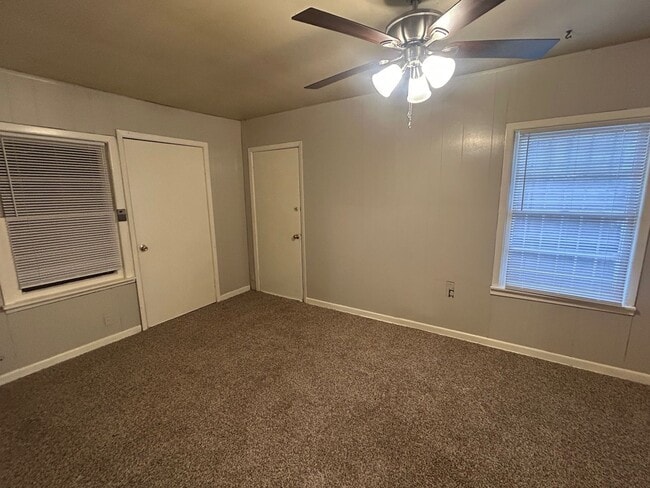 Building Photo - Perfect home for family