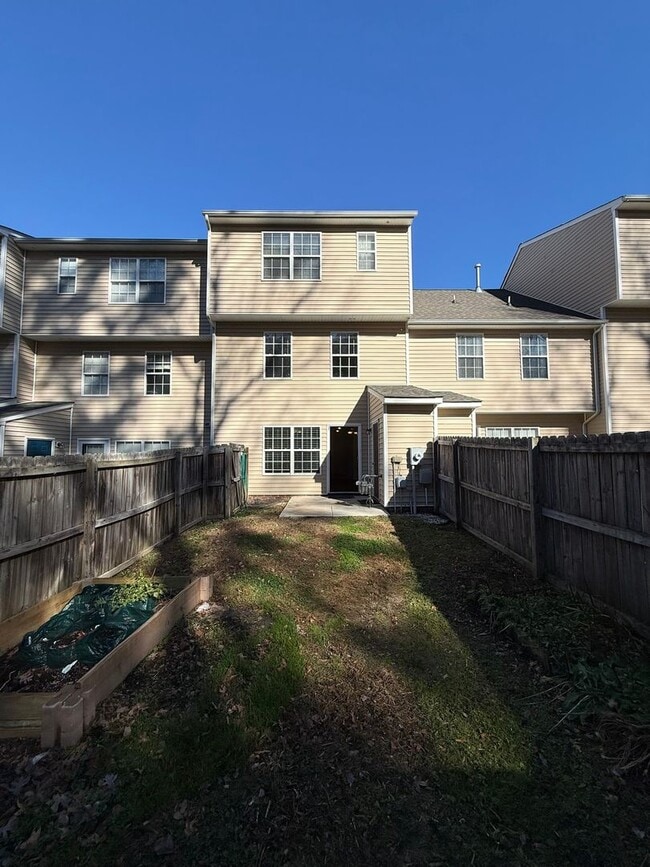 Building Photo - 3-bedroom 3.5 bath townhouse $500 off first month's rent