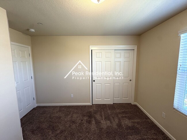 Building Photo - Spacious 4bd/2ba House - Gated Community